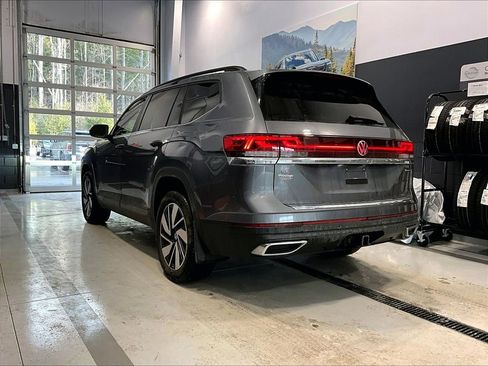 Used 2024 Volkswagen Atlas SE w/ Panoramic Sunroof Package image 6