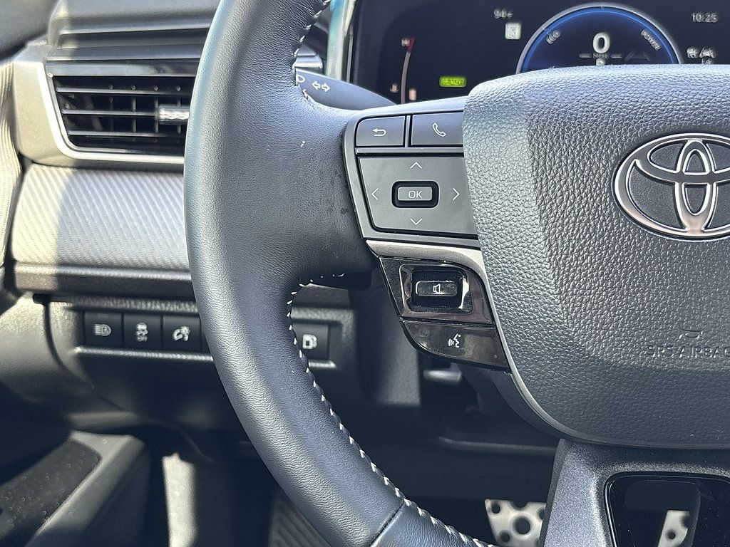 Used 2025 Toyota Camry SE w/ Convenience Package FWD image 16