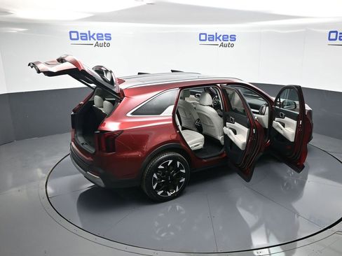 Certified 2025 Kia Sorento EX w/ Panoramic Sunroof Package image 62