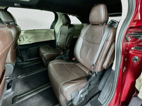 Used 2022 Toyota Sienna Platinum FWD image 26