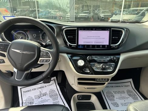 Used 2024 Chrysler Pacifica Touring-L FWD image 12