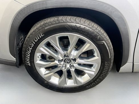 Used 2023 Toyota Highlander Limited image 13