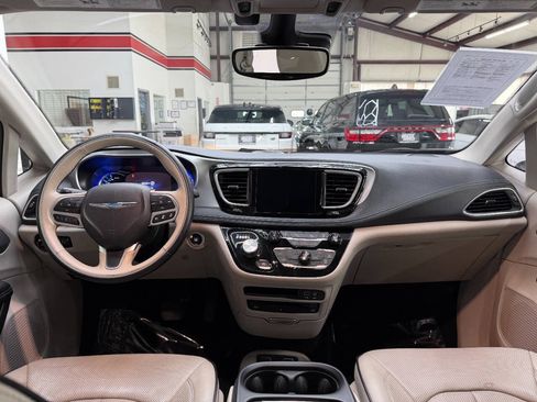 Used 2017 Chrysler Pacifica Platinum FWD image 19