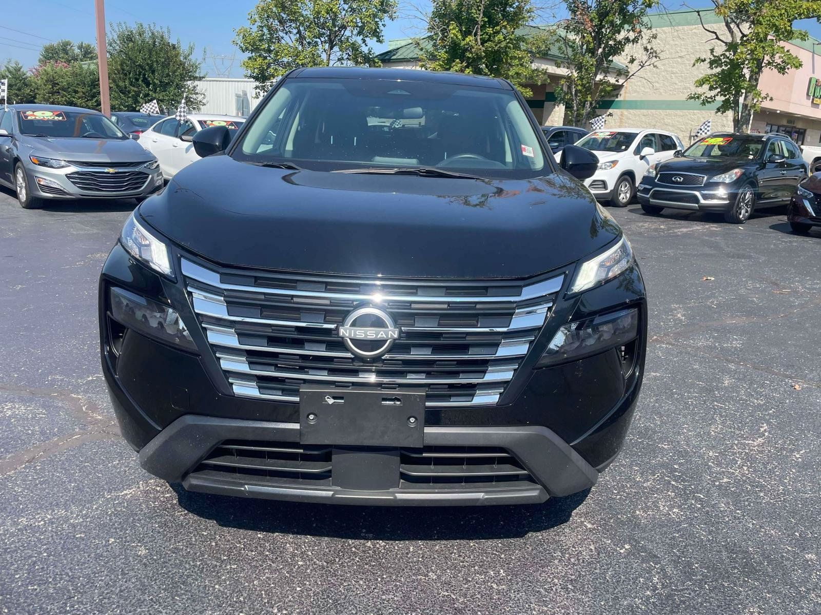 Used 2024 Nissan Rogue SV AWD/4WD image 2