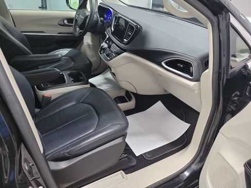Used 2022 Chrysler Pacifica Touring-L AWD/4WD image 23