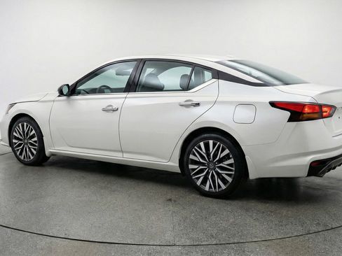 Used 2025 Nissan Altima 2.5 SV FWD image 6