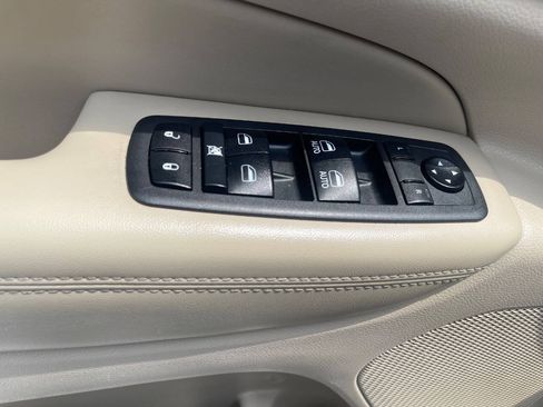 Used 2019 Jeep Grand Cherokee Laredo AWD/4WD image 12