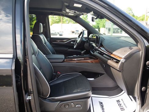 Used 2022 Cadillac Escalade Premium Luxury image 28