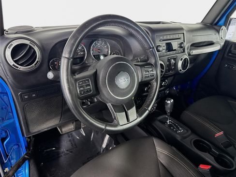 Used 2016 Jeep Wrangler Unlimited Rubicon w/ Connectivity Group AWD/4WD image 9