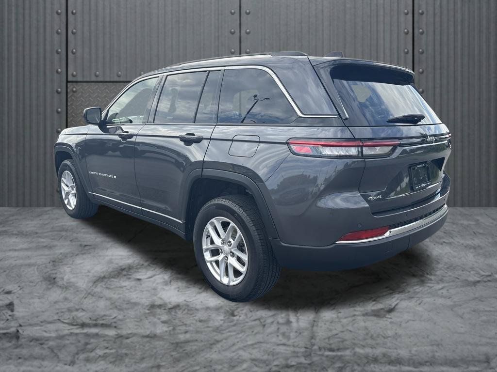 Used 2023 Jeep Grand Cherokee Laredo AWD/4WD image 5