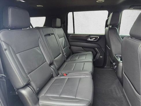 Used 2024 Chevrolet Suburban LT w/ Luxury Package RWD image 20