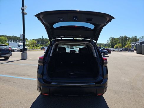 Used 2025 Nissan Rogue SV w/ SV Premium Package FWD image 17