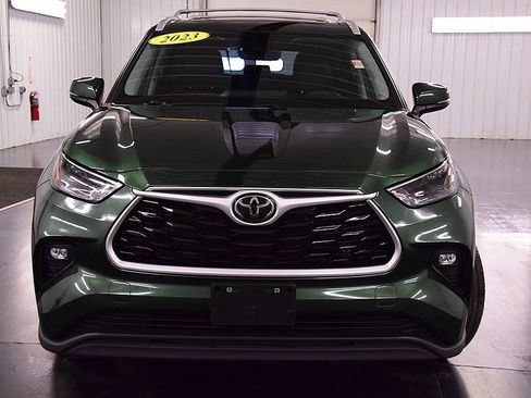 Used 2023 Toyota Highlander XLE image 2