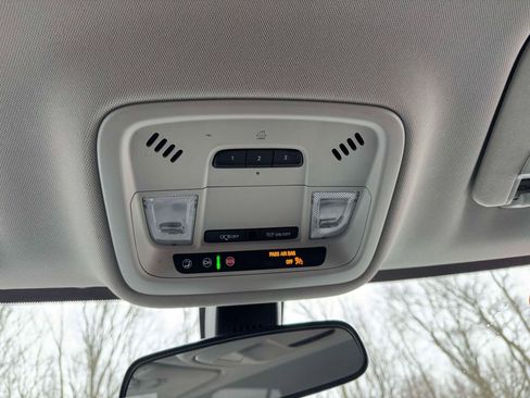 Used 2021 Chevrolet Traverse LT image 30