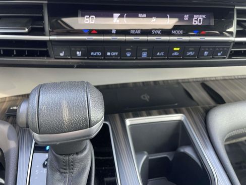 Used 2023 Toyota Sienna Limited image 36