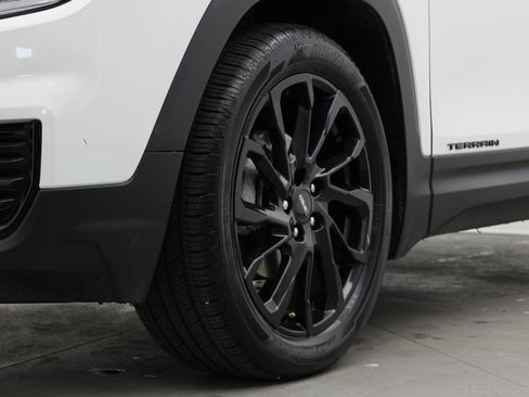 Used 2024 GMC Terrain SLE w/ Driver Convenience Package FWD image 11