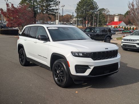 Used 2025 Jeep Grand Cherokee Altitude image 3