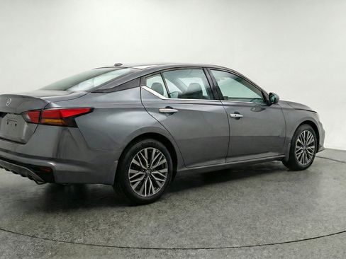 Used 2025 Nissan Altima 2.5 SV FWD image 9