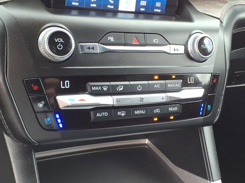Used 2020 Ford Explorer Platinum w/ Premium Technology Package AWD/4WD image 17