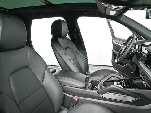 Certified 2025 Porsche Cayenne image 24