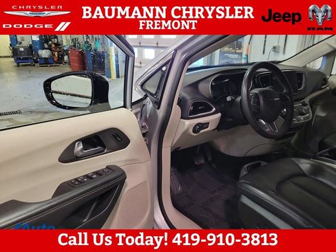 Used 2024 Chrysler Pacifica Touring-L FWD image 5