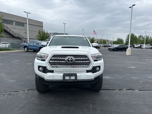 Used 2017 Toyota Tacoma TRD Sport AWD/4WD image 11