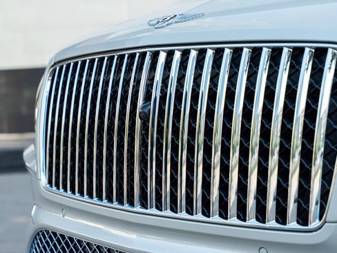 Certified 2025 Bentley Bentayga image 9
