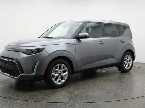 Used 2025 Kia Soul LX w/ LX Technology Package FWD image 3