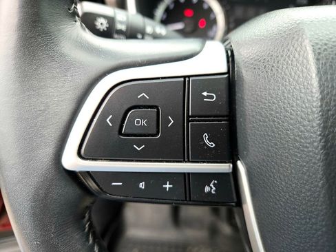 Used 2023 Toyota Highlander XLE image 12