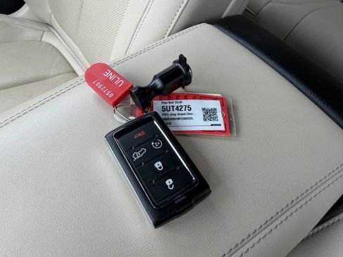 Certified 2023 Jeep Grand Cherokee Limited w/ Luxury Tech Group II AWD/4WD image 13