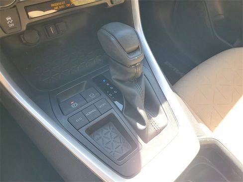 Used 2020 Toyota RAV4 XLE image 33