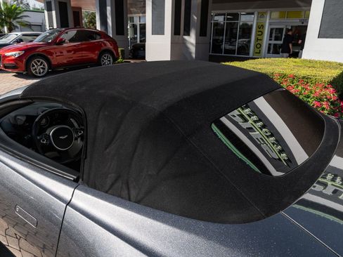 Used 2021 Aston Martin V8 Vantage Roadster image 23