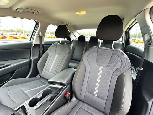 Used 2025 Hyundai Elantra SE image 11