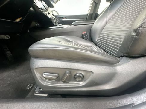 Used 2018 Toyota Camry SE w/ Convenience Package FWD image 15