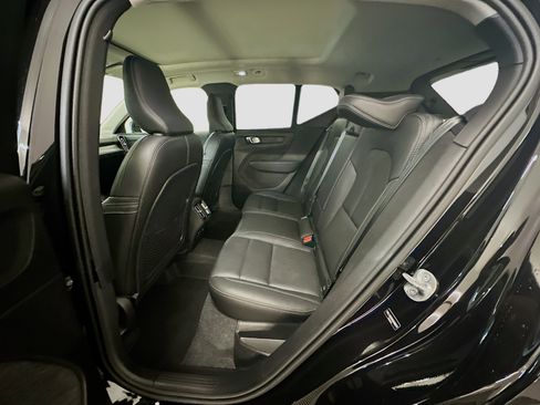Used 2025 Volvo XC40 B5 Plus image 29