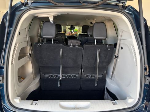 Used 2023 Chrysler Pacifica Touring-L FWD image 20