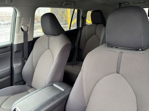 Used 2025 Toyota Highlander LE FWD image 35