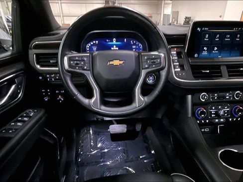 Used 2023 Chevrolet Suburban Premier image 5