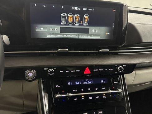 Used 2022 Kia Carnival EX image 19