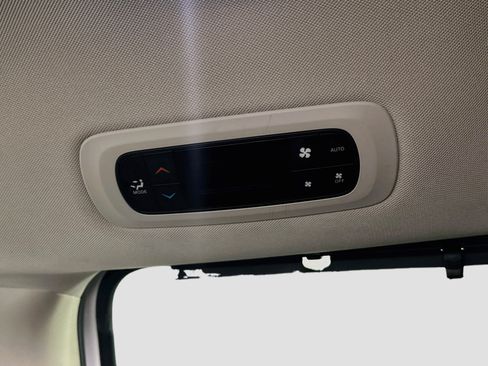 Used 2019 Chrysler Pacifica Touring-L FWD image 27