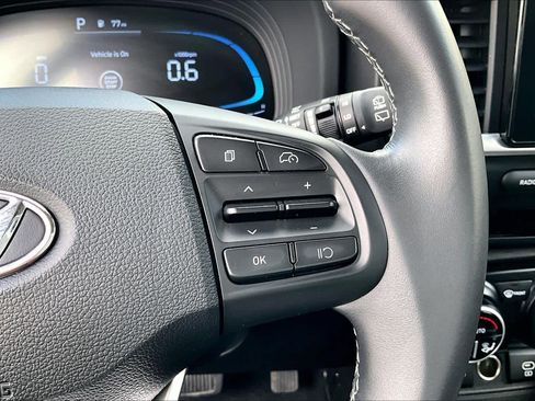 Used 2025 Hyundai Venue SEL image 23