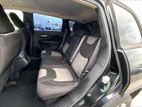 Used 2016 Jeep Cherokee Sport FWD image 20