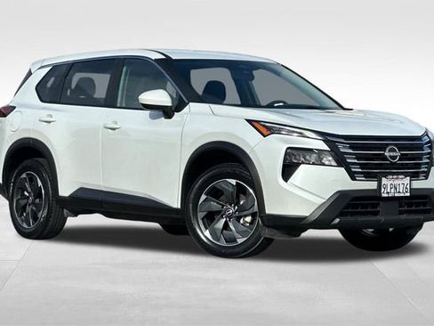 Used 2024 Nissan Rogue SV image 2