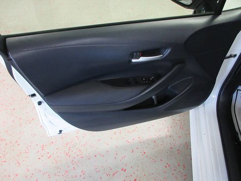 Used 2021 Toyota Corolla LE FWD image 30