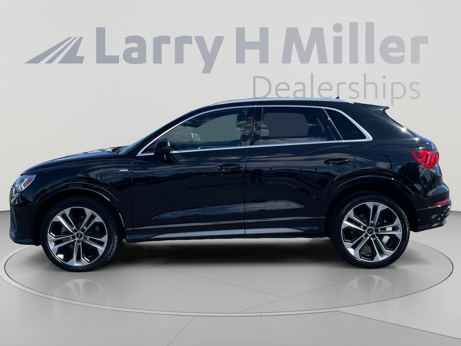 Used 2019 Audi Q3 2.0T Premium Plus w/ Premium Plus Package AWD/4WD image 2