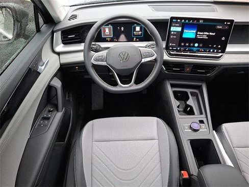 New 2025 Volkswagen Tiguan SE image 8