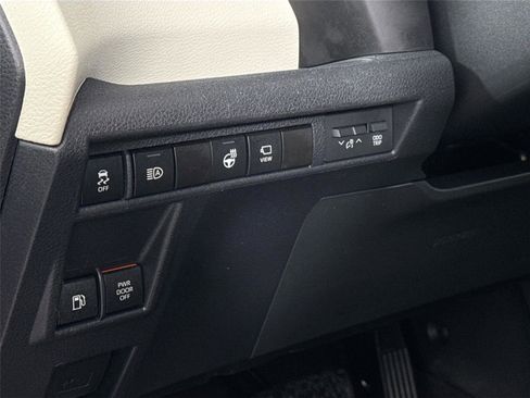 Certified 2022 Toyota Sienna Platinum image 16