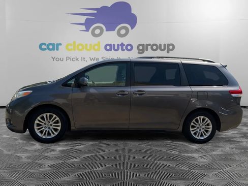 Used 2011 Toyota Sienna XLE w/ Entertainment Pkg FWD image 2