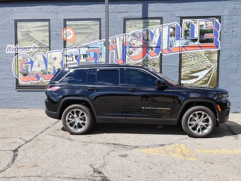 Used 2025 Jeep Grand Cherokee Laredo X w/ Luxury Tech Group I AWD/4WD image 25