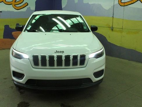 Used 2019 Jeep Cherokee Sport image 3